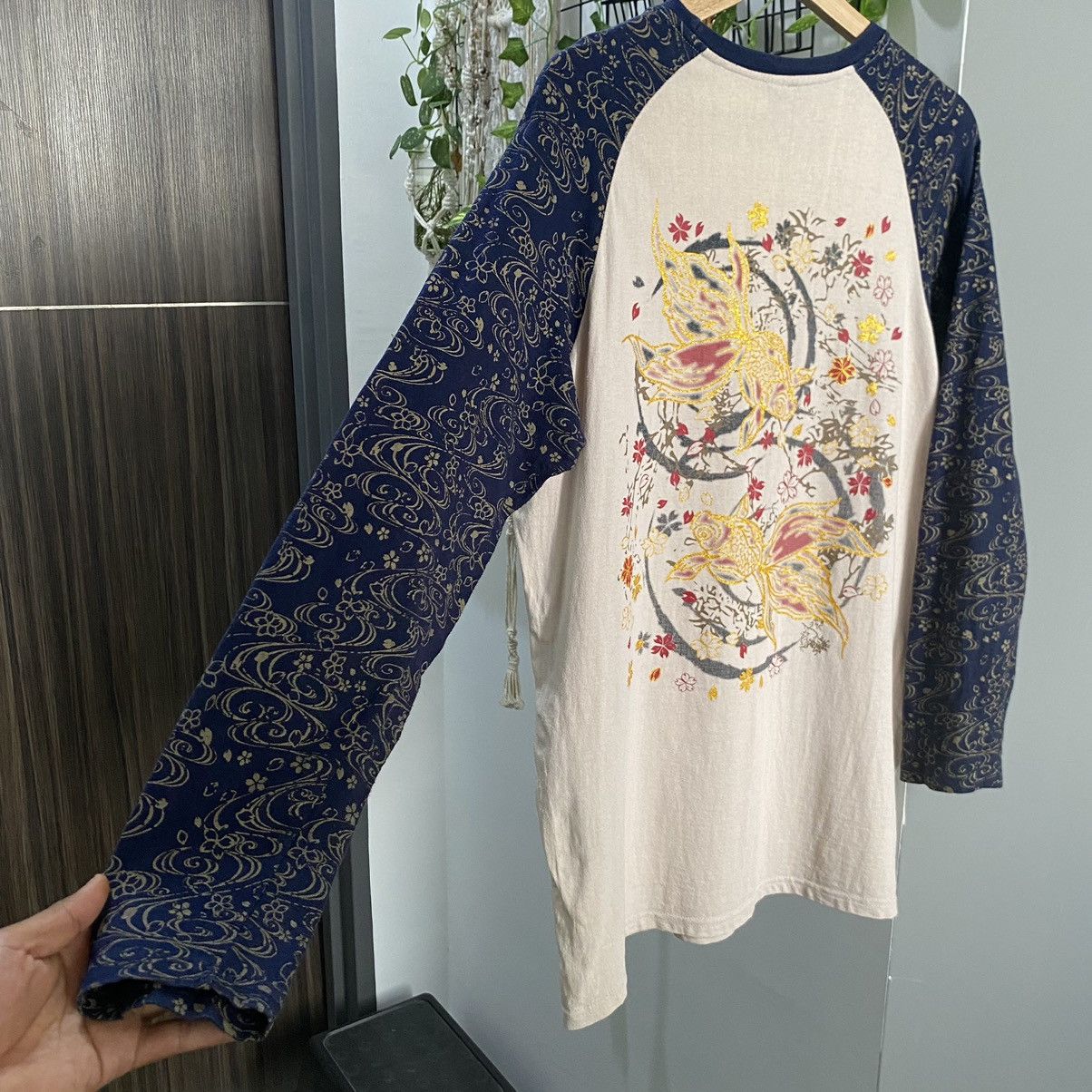 Japanese Brand Vintage Y2K DBLD Traditional Design Gold Fish L/S Tshirt Size US L / EU 52-54 / 3 - 4 Thumbnail