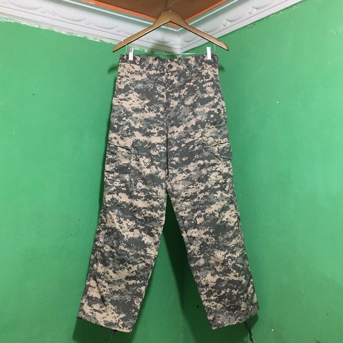 Japanese Brand 💥SOLD💥 Vintage Millitary Issue Digital Camo Cargo Pants Size US 30 / EU 46 - 1 Thumbnail