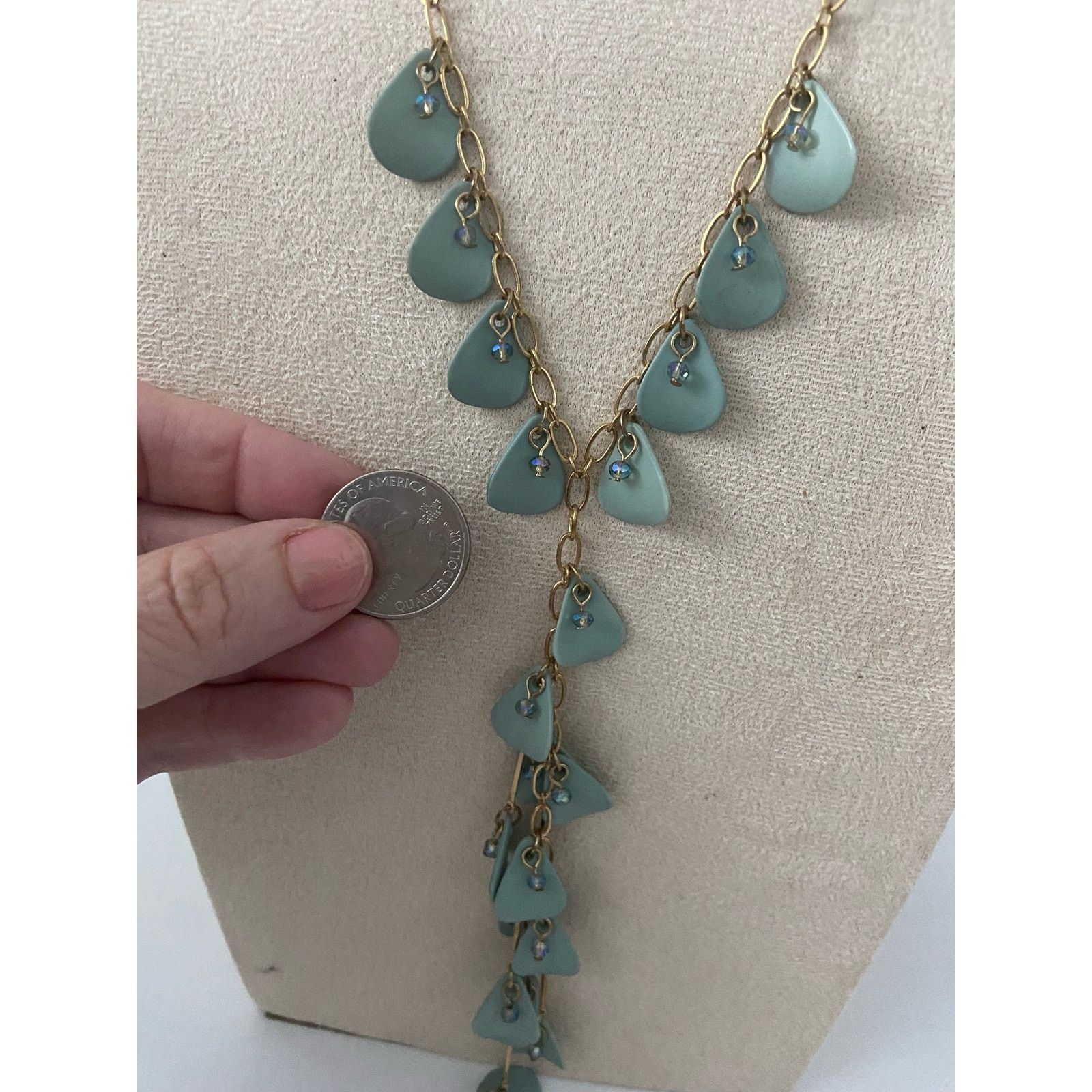 Vintage Vintage mint green petal y drop necklace, gold tone Size ONE SIZE - 2 Thumbnail