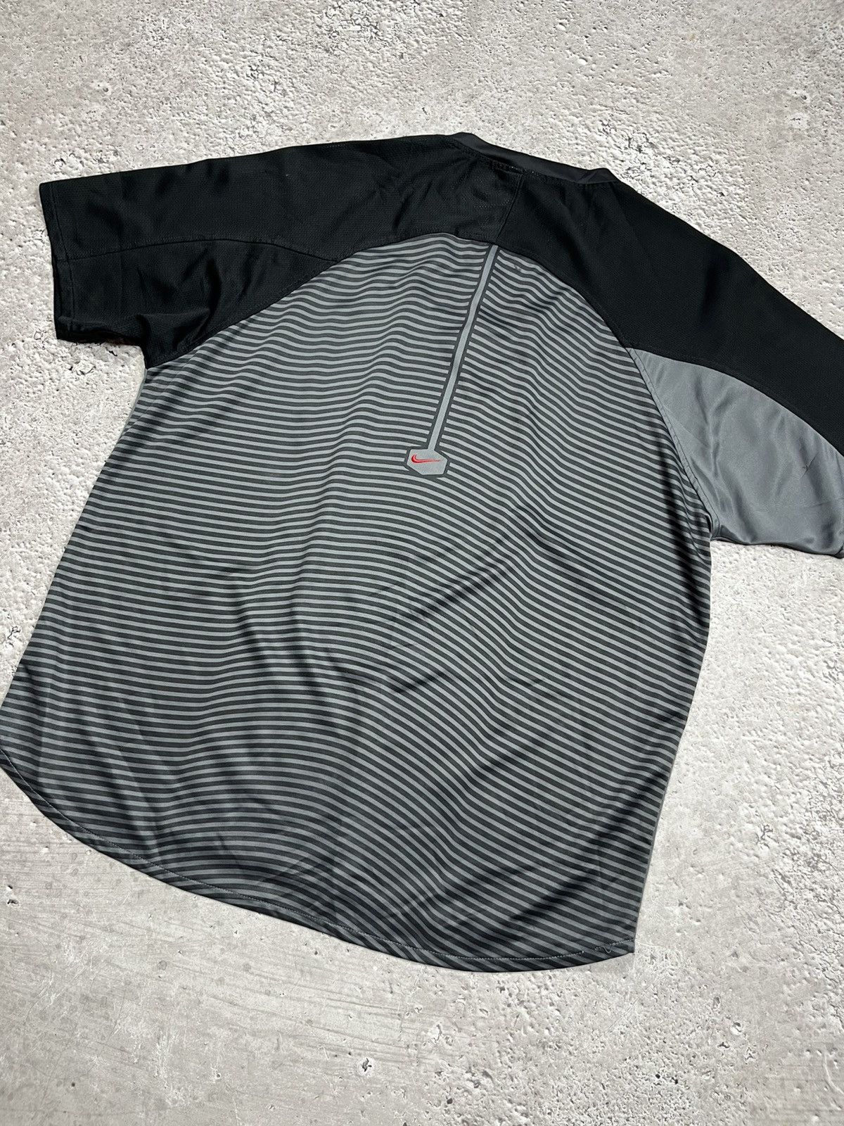 Nike Vintage Nike TN Y2K Tech Streetwear Gray Black T Shirt Size US L / EU 52-54 / 3 - 11 Thumbnail