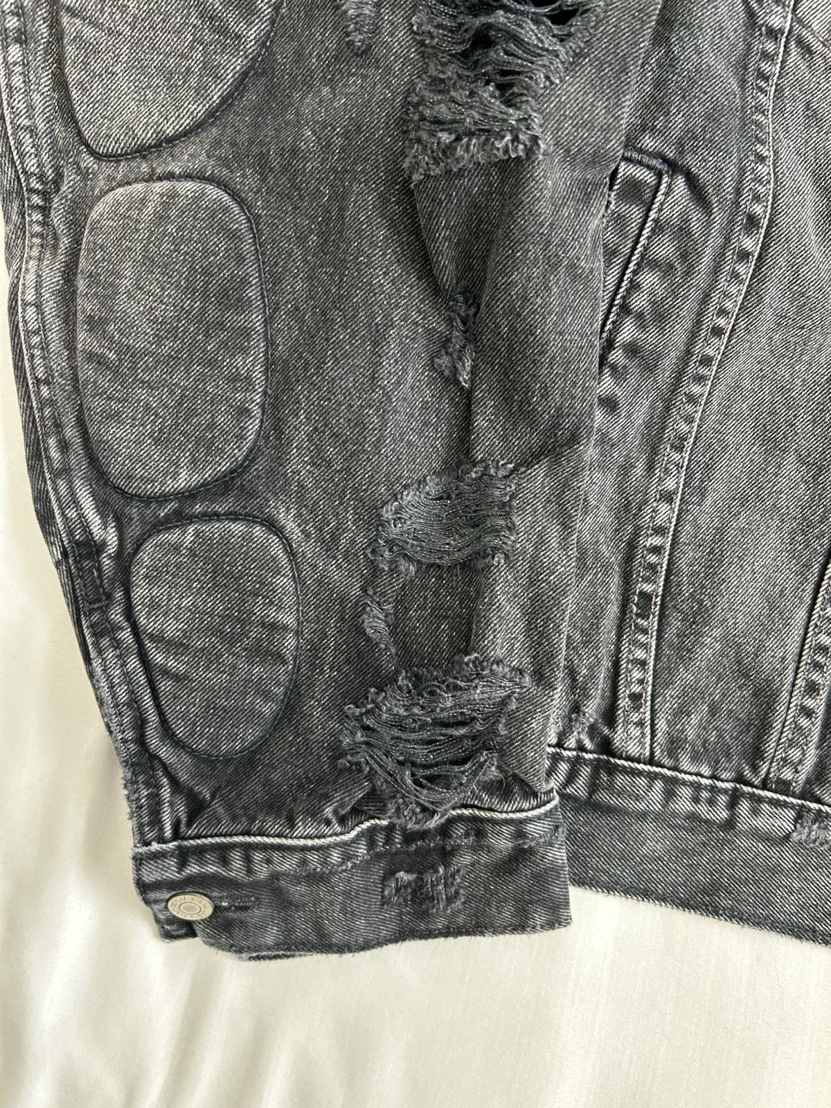 Balenciaga × Gap × Yeezy Yeezy Gap Padded Denim Jacket Balenciaga Grey Wash China Size US XL / EU 56 / 4 - 3 Thumbnail