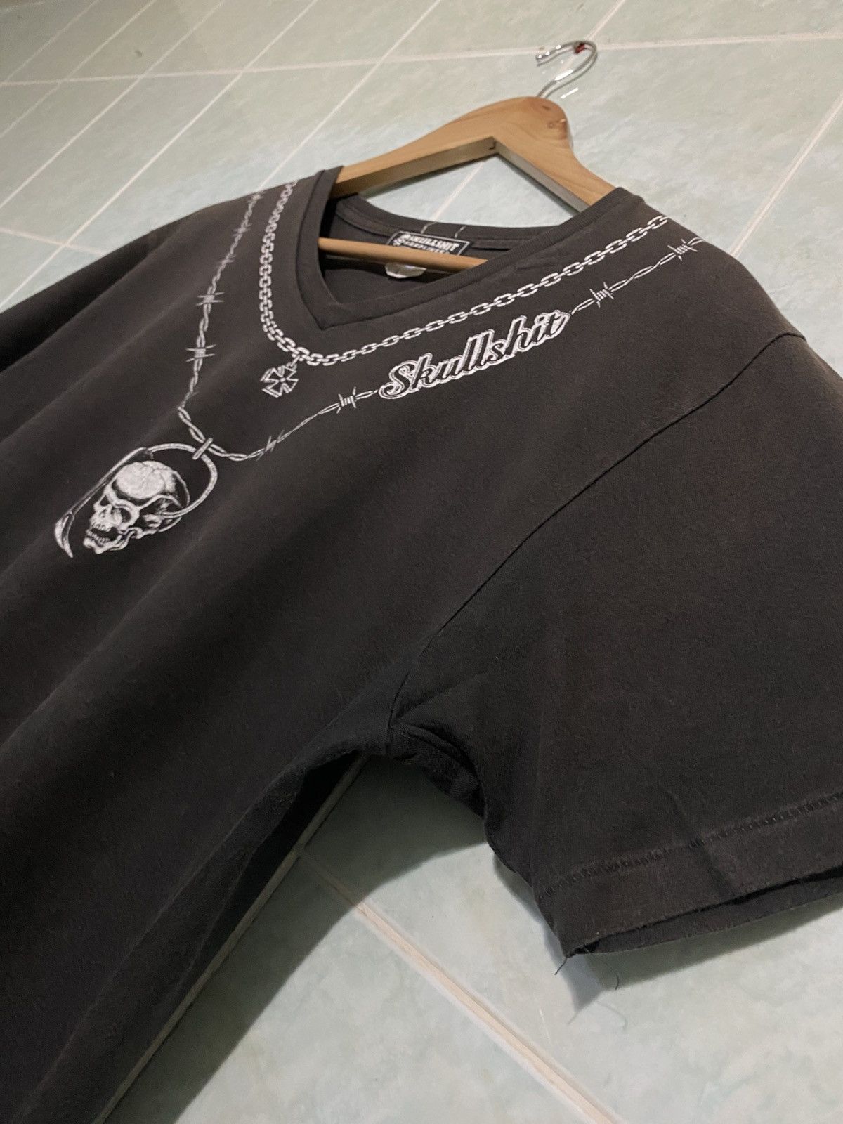 20471120 × Japanese Brand × Vintage VINTAGE SKULLSHIT CROSS CHAINS V COLLAR JAPAN TSHIRT Size US L / EU 52-54 / 3 - 4 Thumbnail