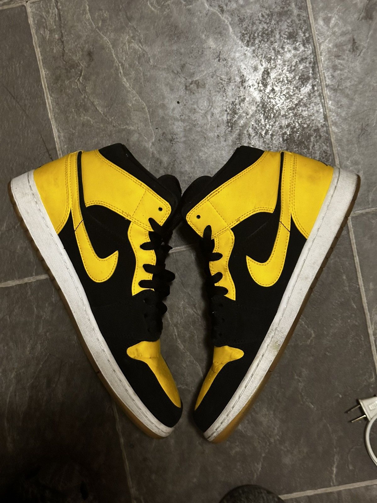 Jordan Brand Retro 1 Mid New Love Size 11 Size US 11 / EU 44 - 3 Thumbnail