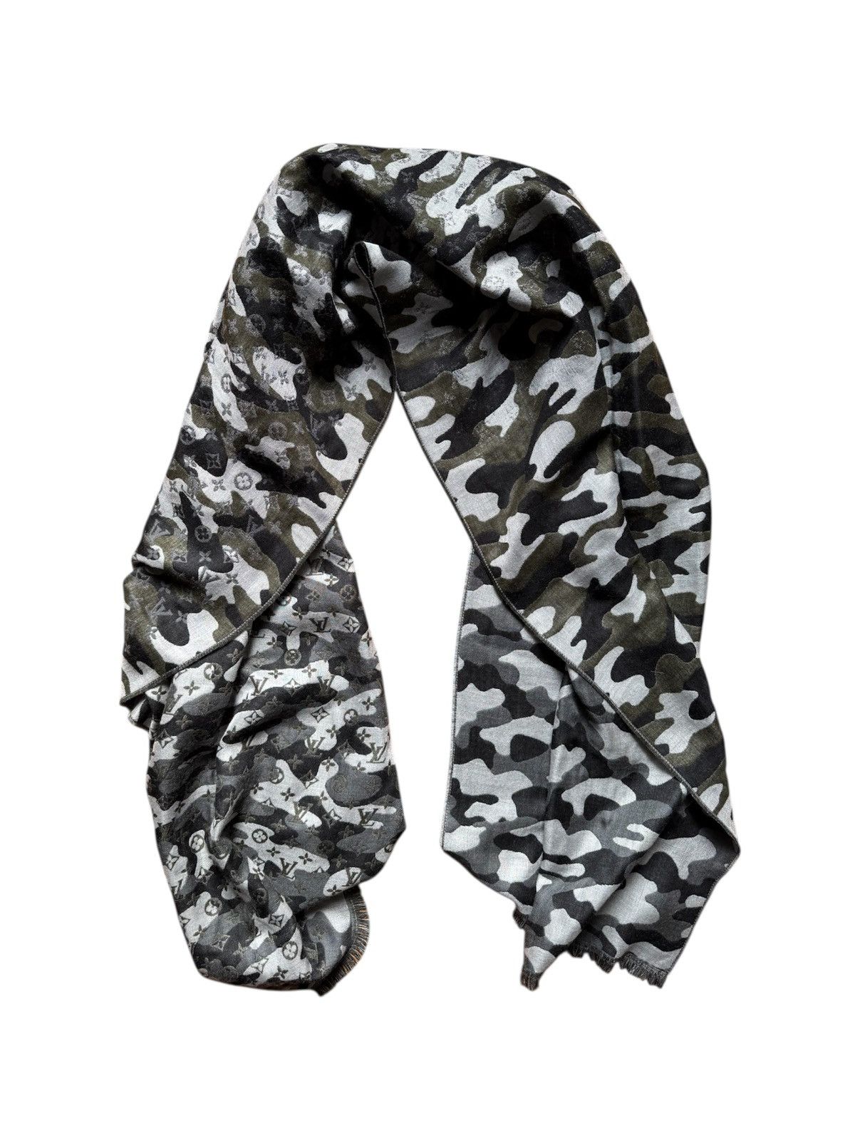 Louis Vuitton A/W19 Reversible Monogram Degradable Camo Scarf (Sample) Size ONE SIZE - 2 Thumbnail