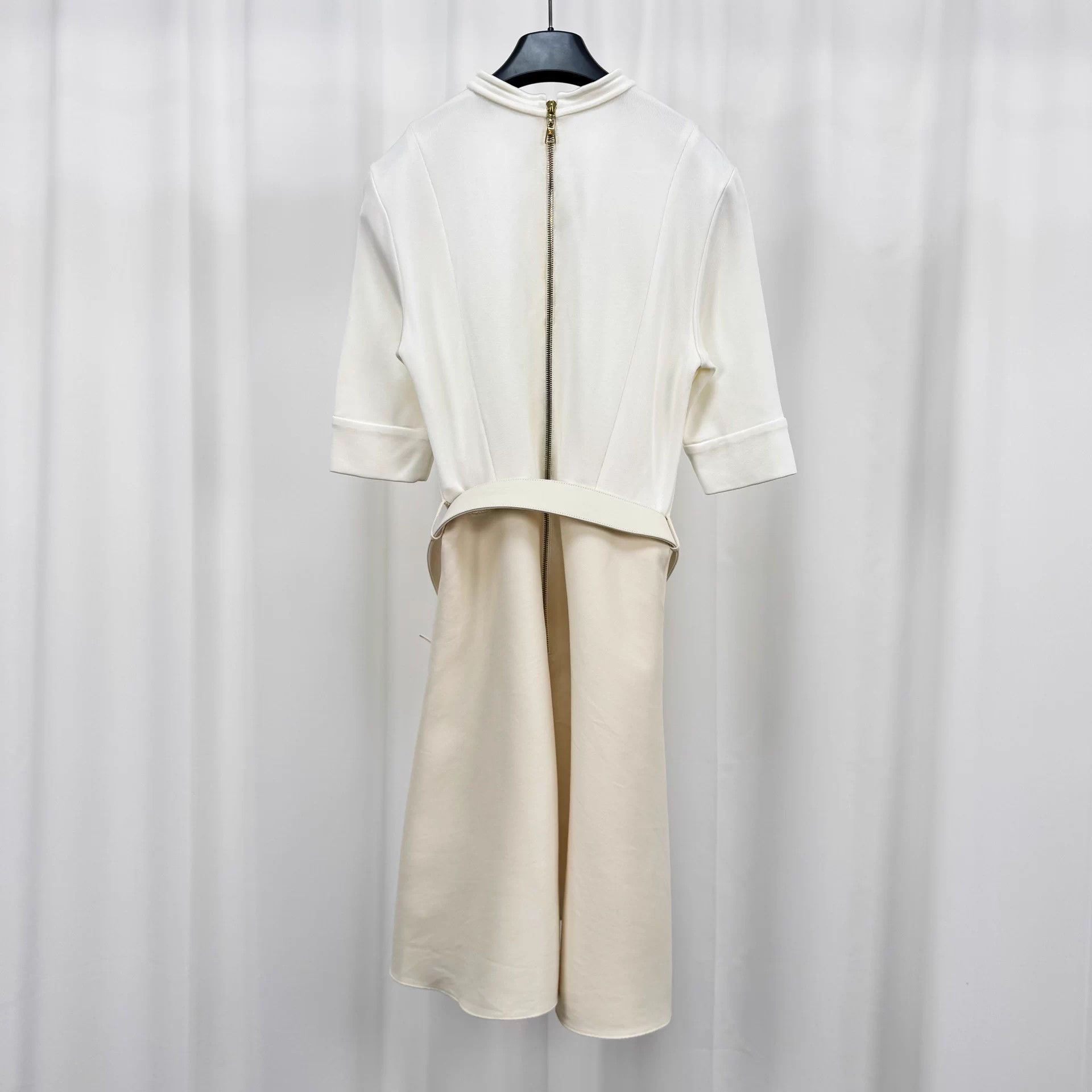 Louis Vuitton LV Metal V Belt Dress L 95 New Size L / US 10 / IT 46 - 2 Thumbnail