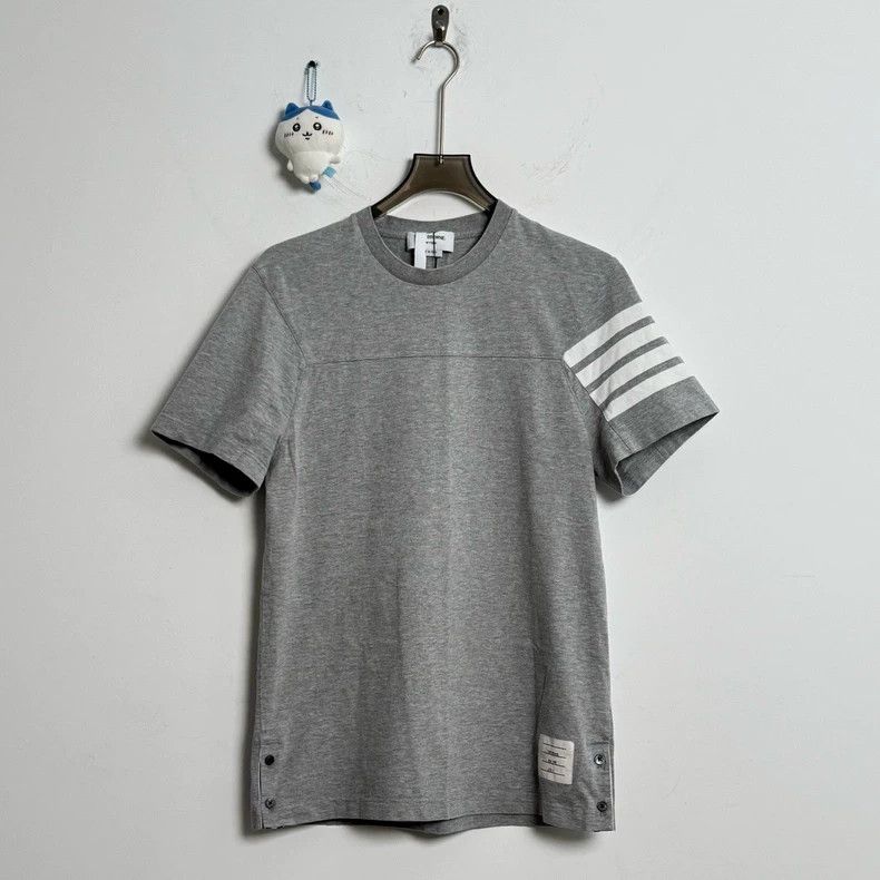 Other Thom Browne size3 Gray four stripe short sleeves Size US L / EU 52-54 / 3 - 1 Thumbnail