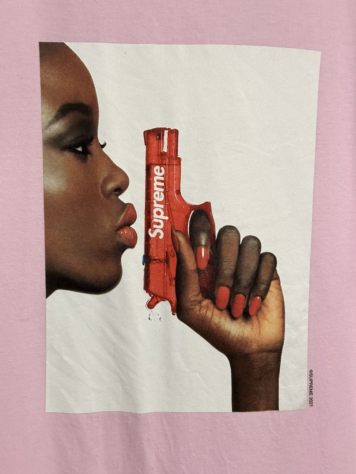 Supreme Supreme Water Pistol Tee Size US M / EU 48-50 / 2 - 2 Thumbnail