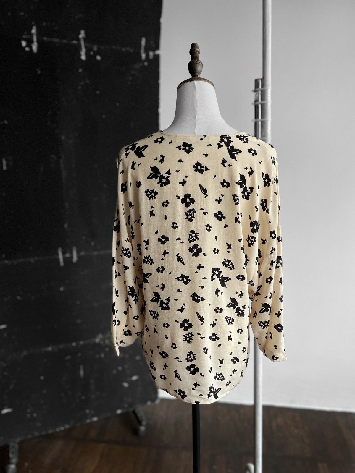 Designer × Uniqlo Uniqlo Women Floral Blouse Top Long Sleeve Rayon Beige Black Size S / US 4 / IT 40 - 3 Thumbnail