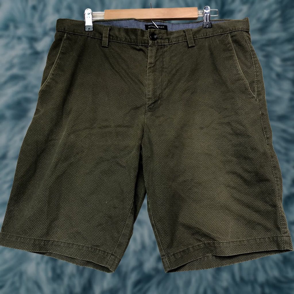Banana Republic Banana Republic Mens Shorts 35 Green 100% Cotton Size US 35 - 1 Thumbnail