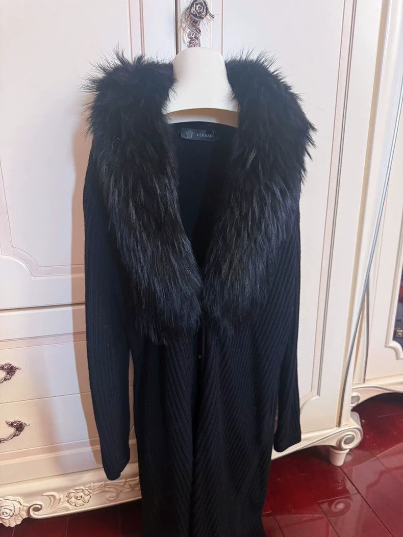 Versace Versace Midi length large fur collar sweater Size M / US 6-8 / IT 42-44 - 1 Thumbnail