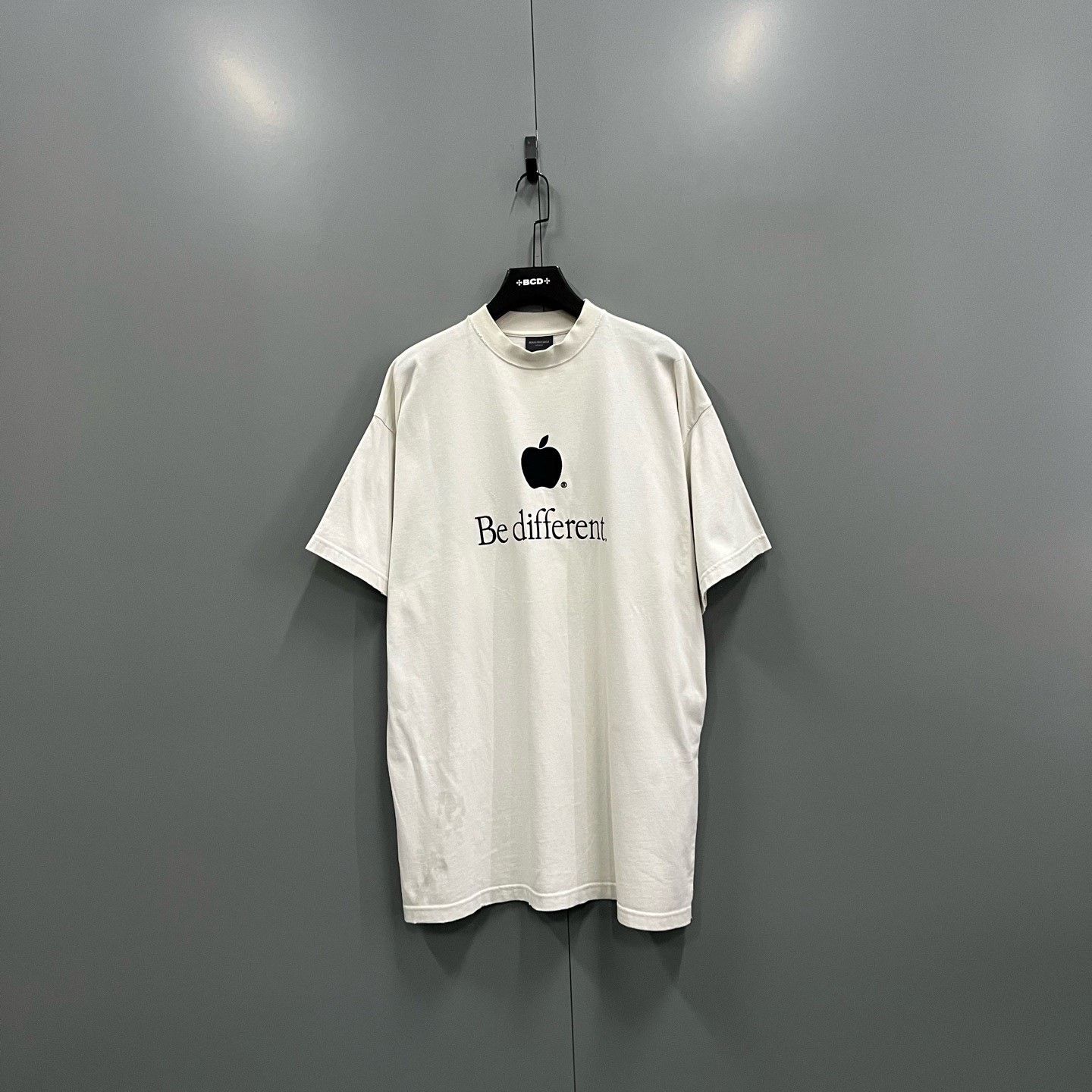 Balenciaga Balenciaga Letter Apple Logo Short-Sleeve Size M / US 6-8 / IT 42-44 - 1 Thumbnail