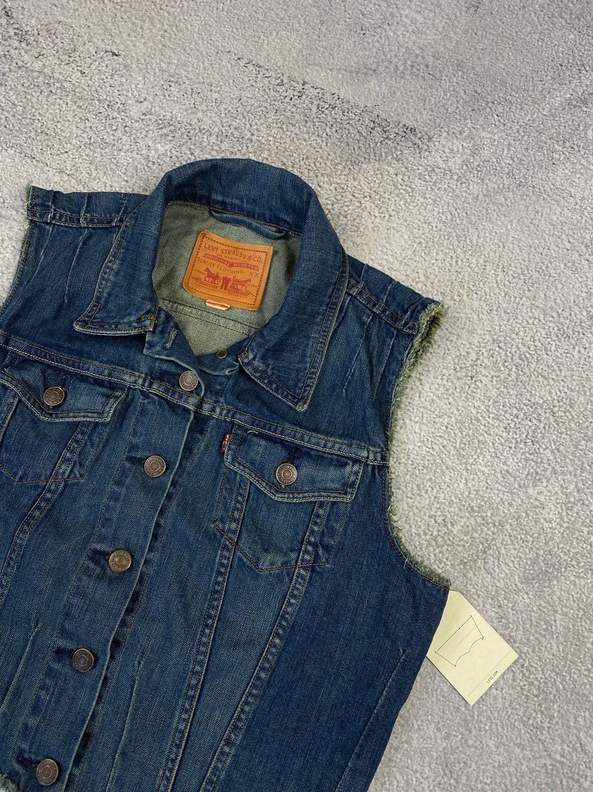 Levi's NWT Women's Levi's Distressed Jeans Vest Size M / US 6-8 / IT 42-44 - 2 Thumbnail