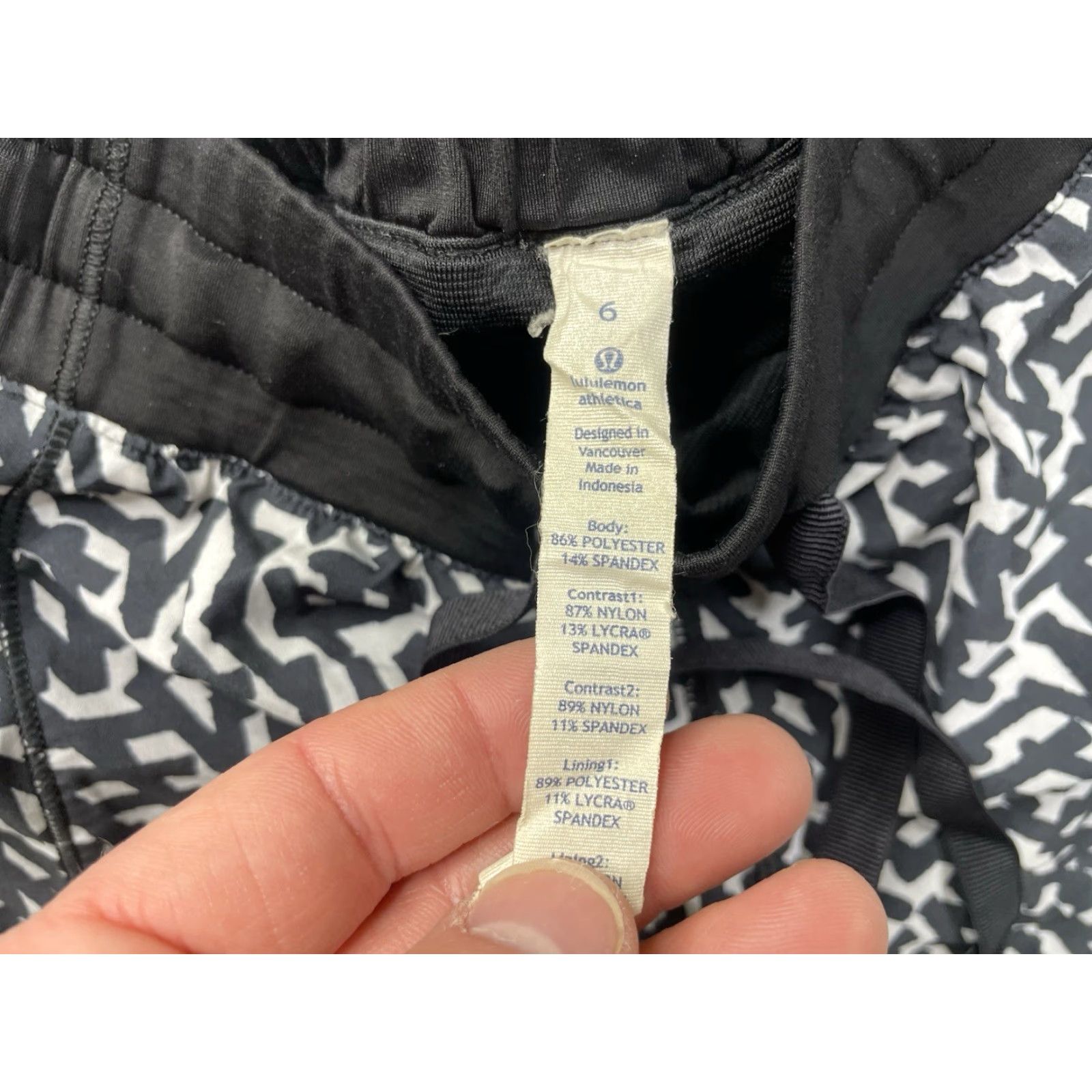 Lululemon Lululemon 2.5" Lined Short Women Size 6 Black White Geometric Activewear Hotty Hot Low-Rise Folded Hem Geometric Pattern Size 28" / US 6 / IT 42 - 2 Thumbnail