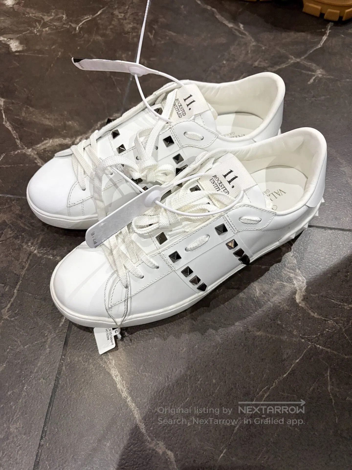 Valentino Valentino Rockstud Garavani Men's Flat Sneakers. Size US 7 / EU 40 - 3 Thumbnail