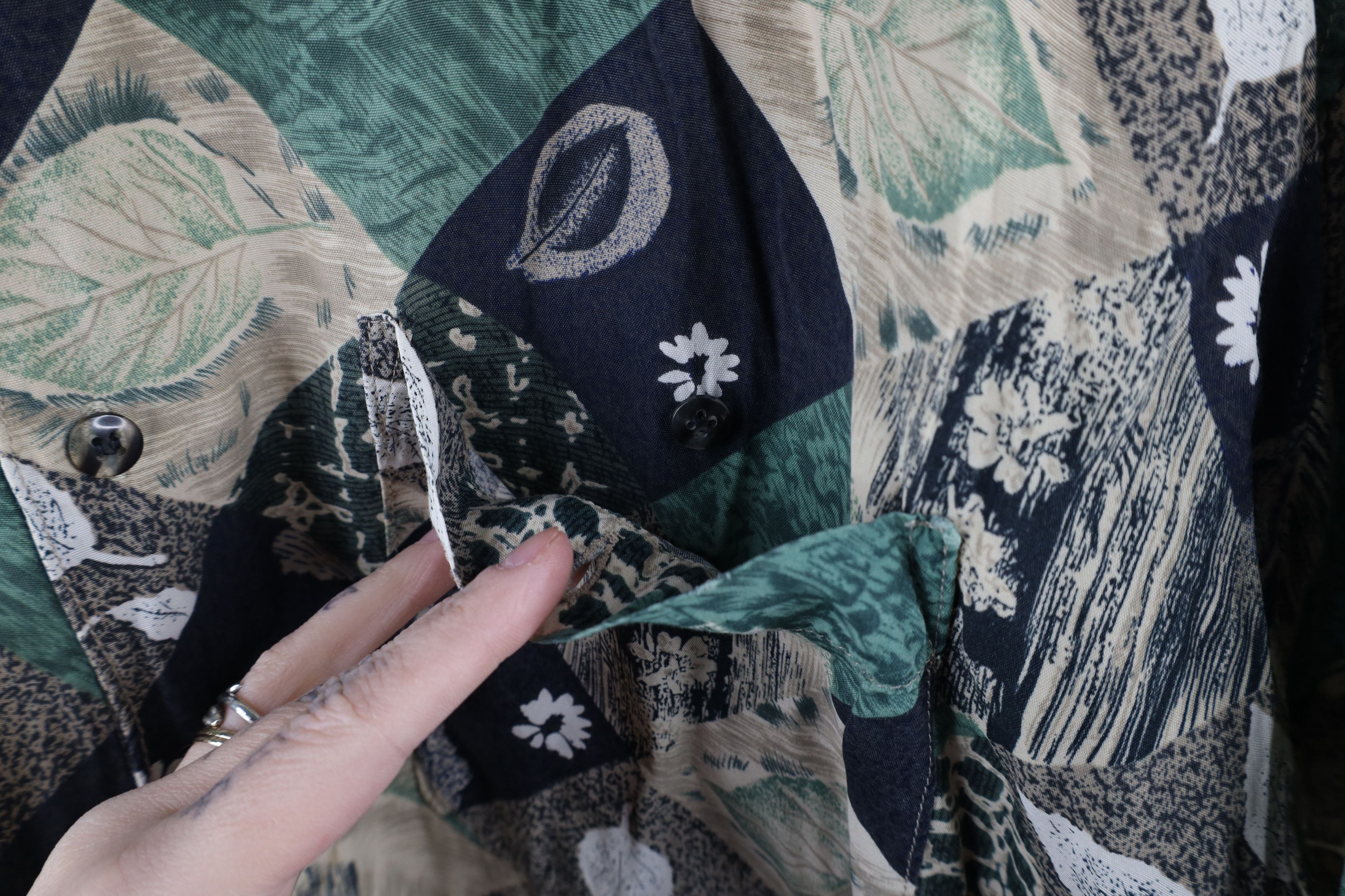 Vintage Vintage 90s Streetwear Leaf Rayon Collared Button Shirt Size US L / EU 52-54 / 3 - 8 Thumbnail