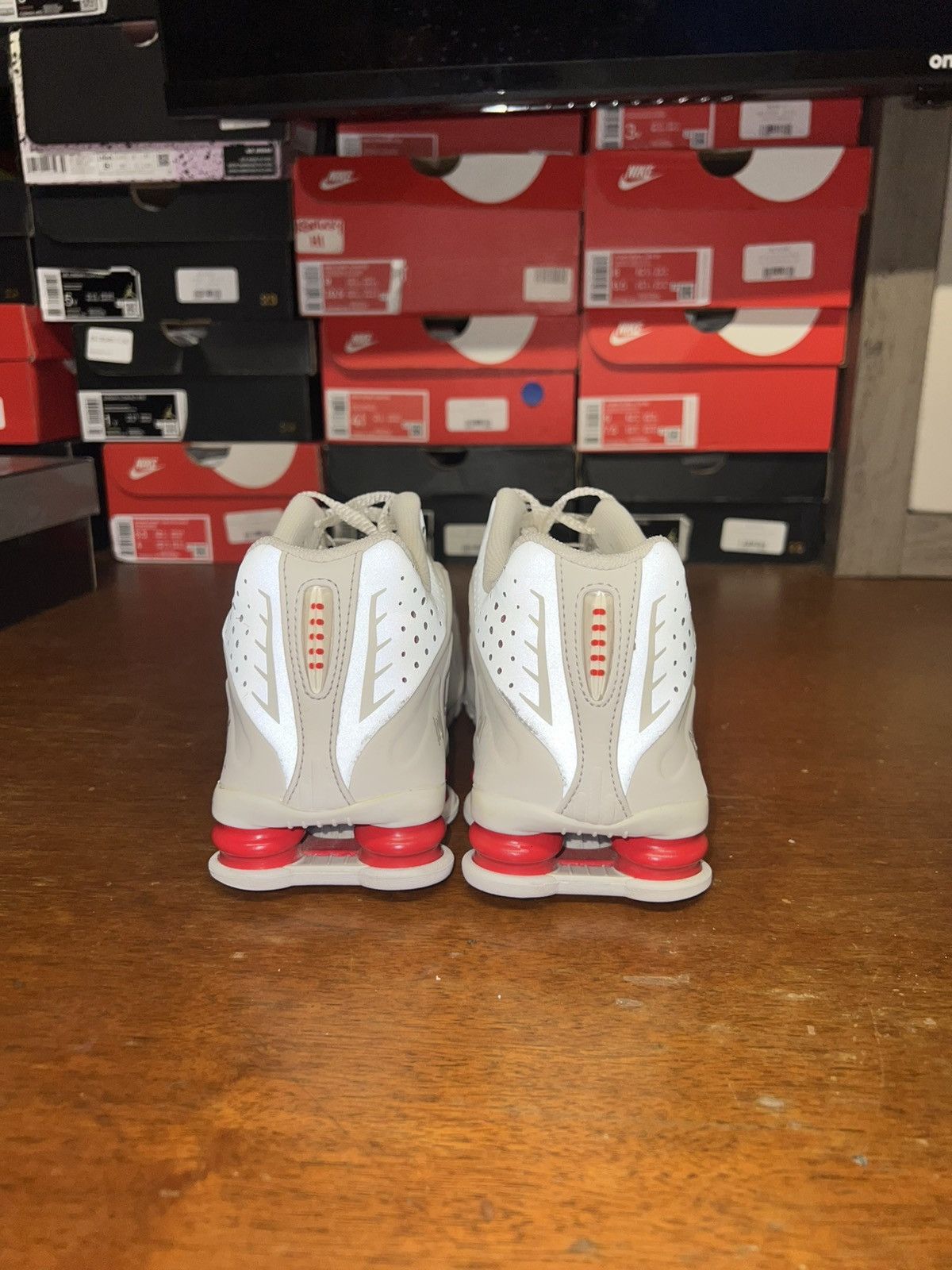 Nike Nike Shox R4 X Neymar JR Platinum Tint size 9 Size US 9 / EU 42 - 6 Thumbnail