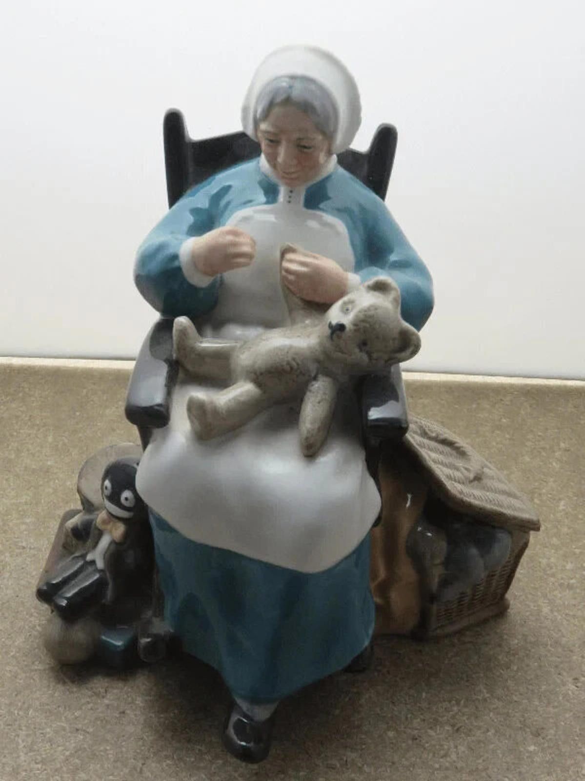 Other Royal Doulton Figurine Nanny H.N.2221 Grandma Teddy Bear Size ONE SIZE - 2 Thumbnail