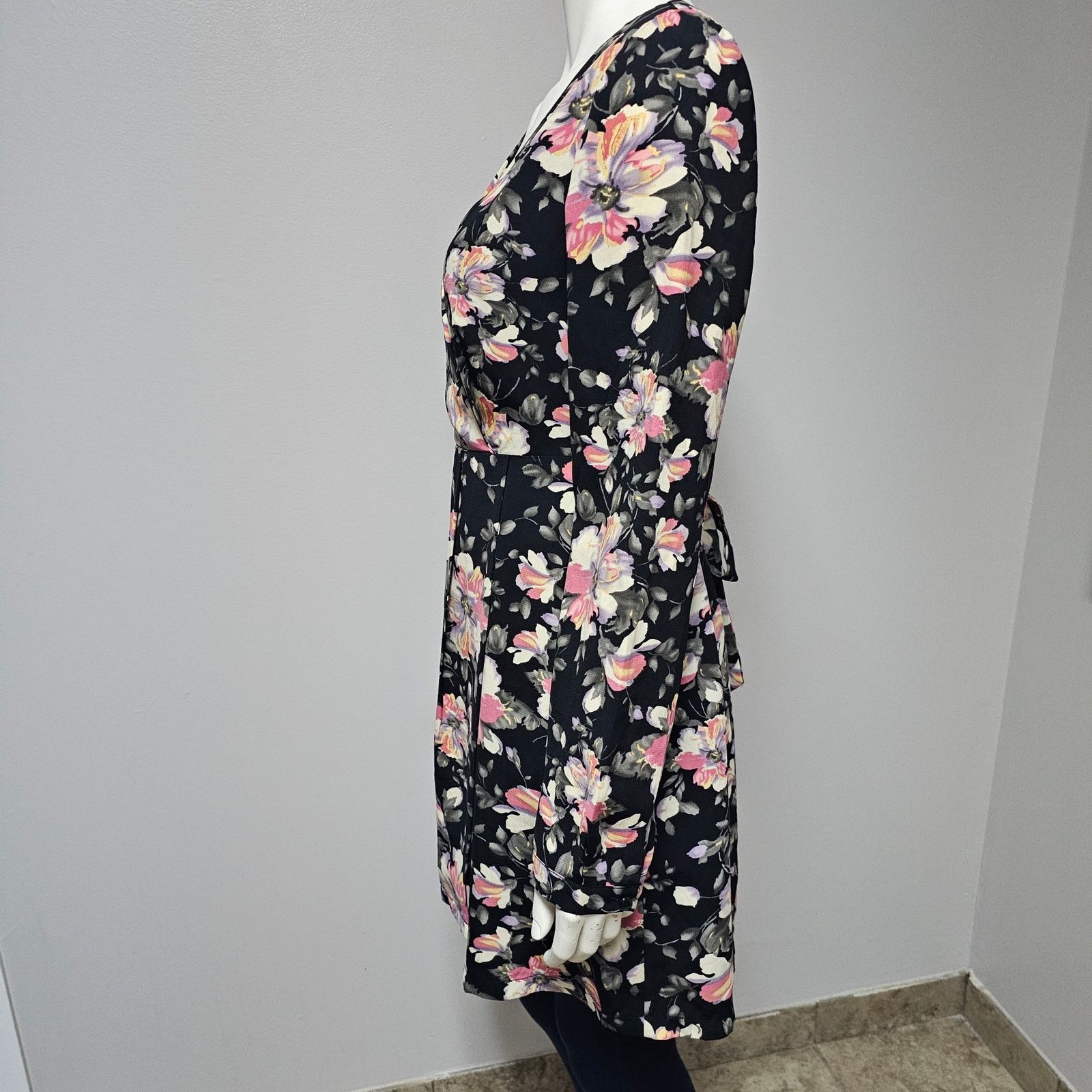 Forever 21 Forever 21 Black Floral Faux Wrap Dress Pleated Bottom sz L Size L / US 10 / IT 46 - 4 Thumbnail