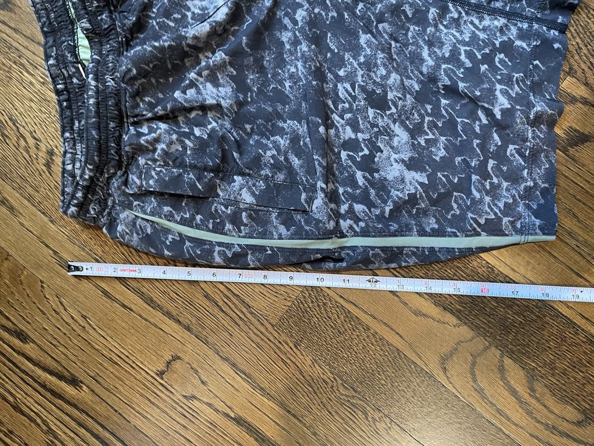 Lululemon Lululemon lined camo print shorts size medium Size US 32 / EU 48 - 3 Thumbnail