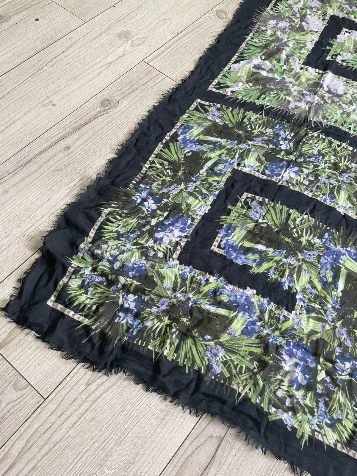 Givenchy Givenchy Paris Floral Scarf by Riccardo Tisci Size ONE SIZE - 4 Thumbnail