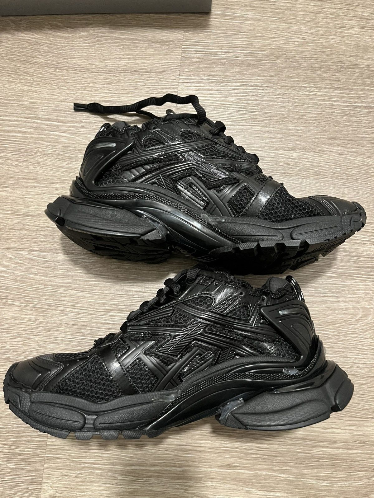 Men’s Runner High Top Sneaker in Dark Grey
