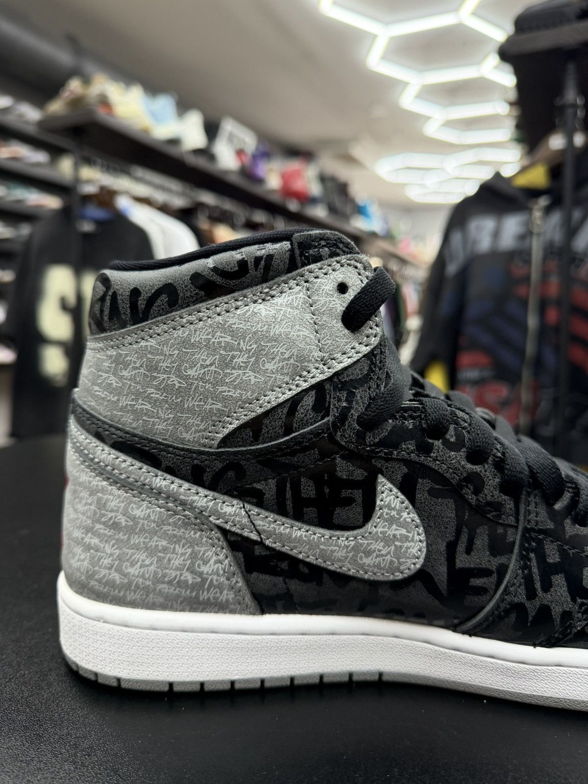Jordan Brand Size 9 - Jordan 1 Retro High OG Rebellionair Size US 9 / EU 42 - 7 Thumbnail