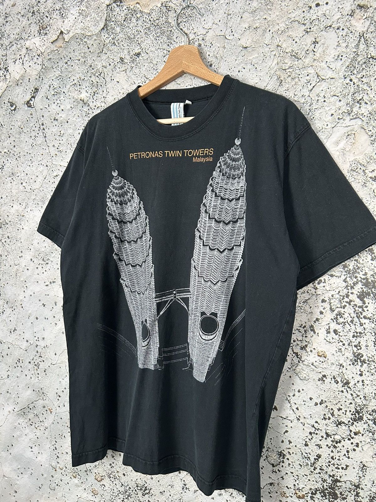 Vintage Vintage Petronas Twin Towers Malaysia Graphic Tee Rare Size US L / EU 52-54 / 3 - 2 Thumbnail