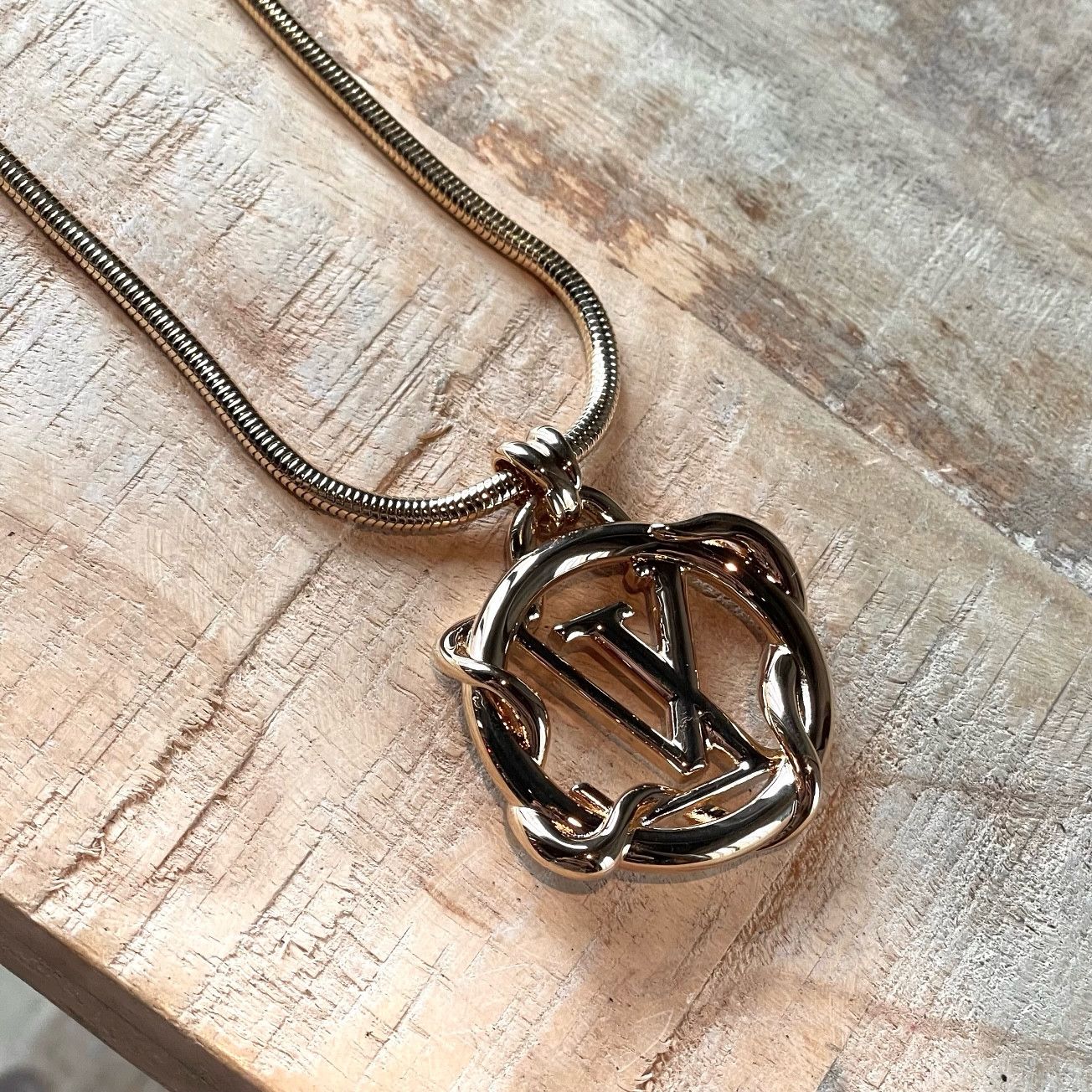 Louis Vuitton Louis Vuitton Gold-Tone Garden Louise Long Pendant Necklace Size ONE SIZE - 4 Thumbnail