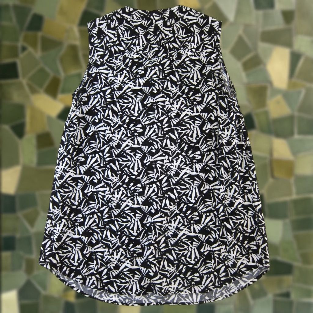 Vintage Woman Within Blouse Women Sleeveless V-Neck Rayon Floral Black White Tunic 14/16 M Size XL / US 12-14 / IT 48-50 - 1 Thumbnail