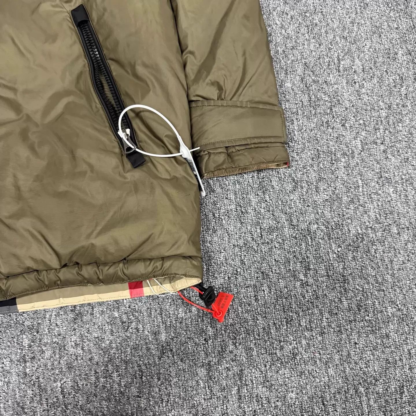 Burberry Burberry Double-Sided Check Recycled Nylon Puffer L 99 New Size US L / EU 52-54 / 3 - 3 Thumbnail