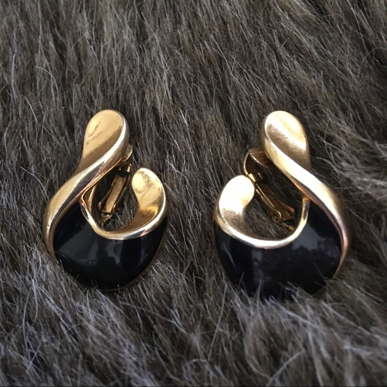 Vintage Vintage gold tone black enamel clip earrings Size ONE SIZE - 1 Thumbnail