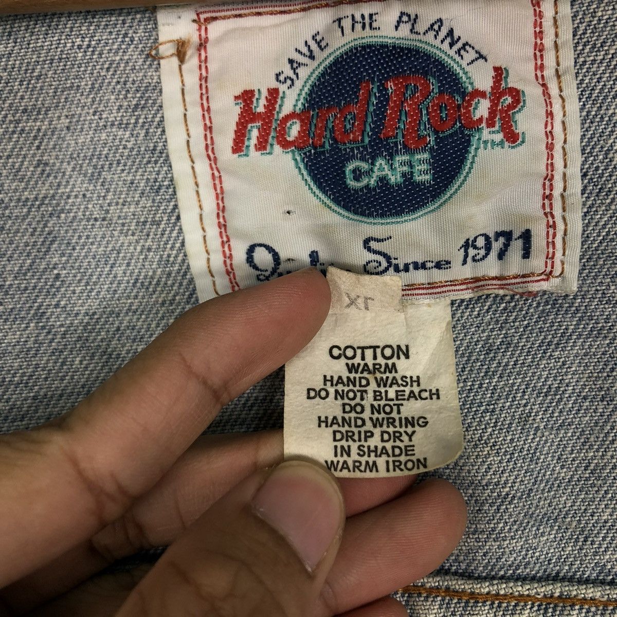 Japanese Brand 🔥VINTAGE DENIM TRUCKER JACKET HARD ROCK CAFE BIG LOGO Size US XL / EU 56 / 4 - 20 Thumbnail
