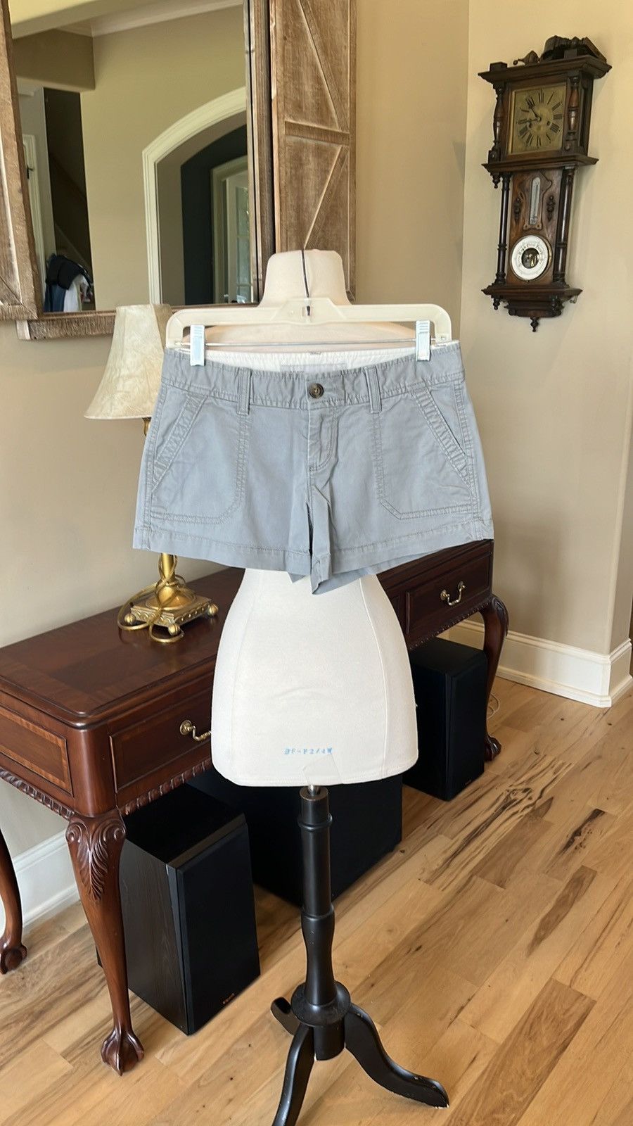 Old Navy Low Rise Gray Cotton Chino Shorts Old Navy Size 26" / US 2 / IT 38 - 1 Thumbnail