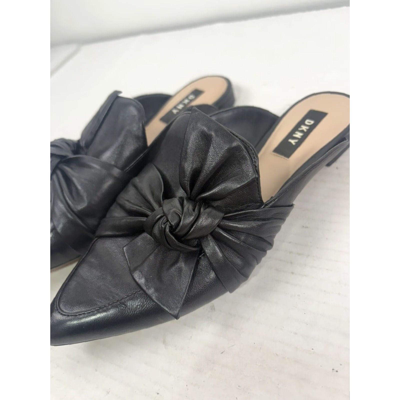 DKNY DKNY Women’s Black Leather Pointed Toe Bow Kitten Heel Slides 6.5M, 1in Low Heel, Casual Business Party Shoes Size US 6.5 / IT 36.5 - 2 Thumbnail