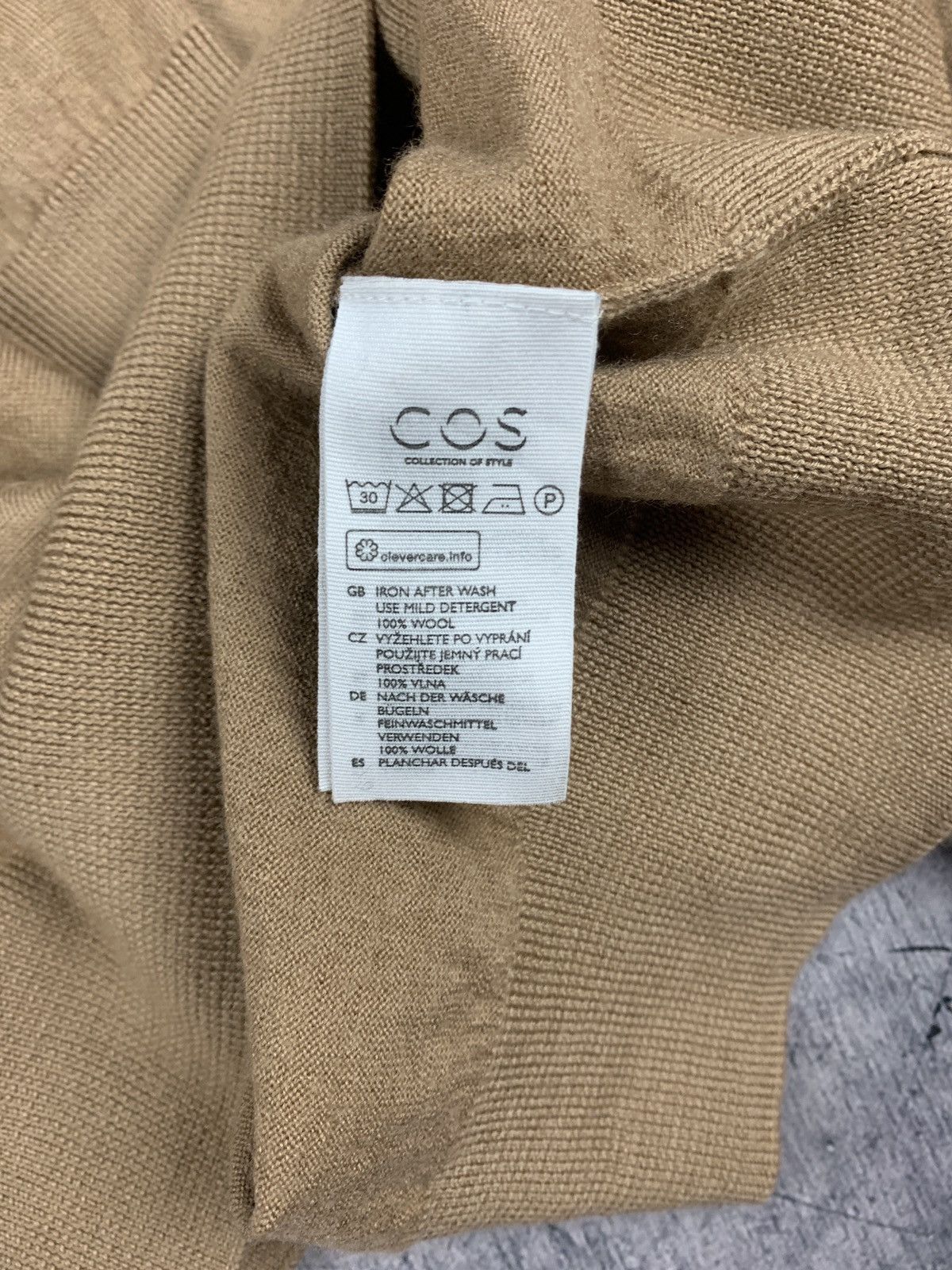Cos Designer Cos Wool Sweater V-Neck Size M Luxury Basic Size US M / EU 48-50 / 2 - 7 Thumbnail