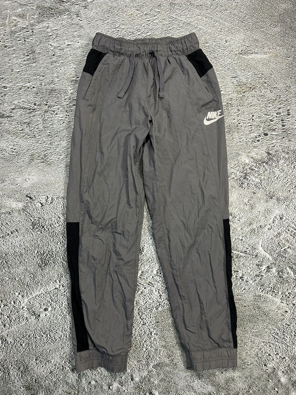 Nike Nike vintage grey nylon track pants small logo drill Y2K Size US 28 / EU 44 - 1 Thumbnail