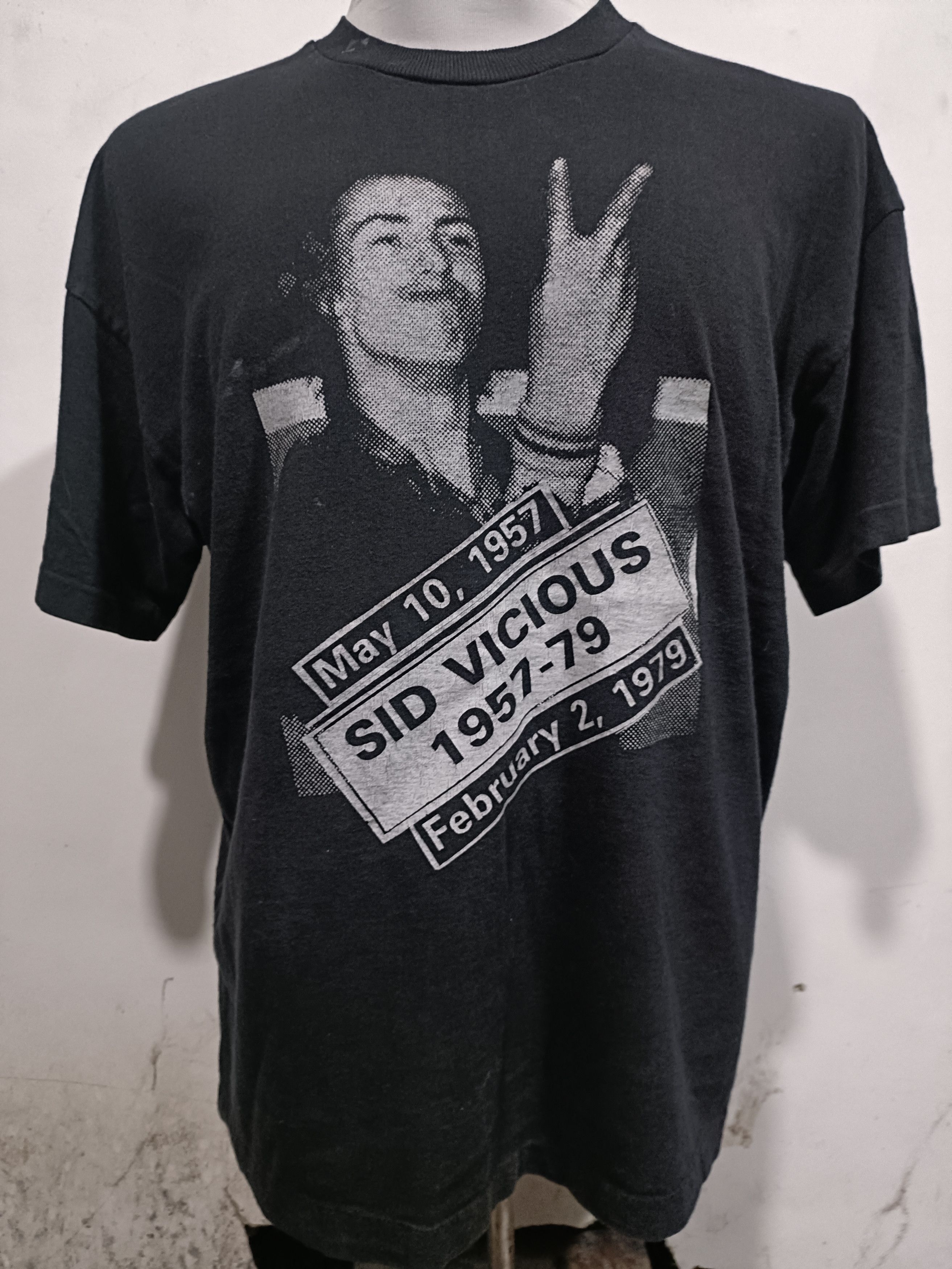 Vintage Sid Vicious Rare Memorial Rare Vintage T Shirt Size US XL / EU 56 / 4 - 1 Thumbnail