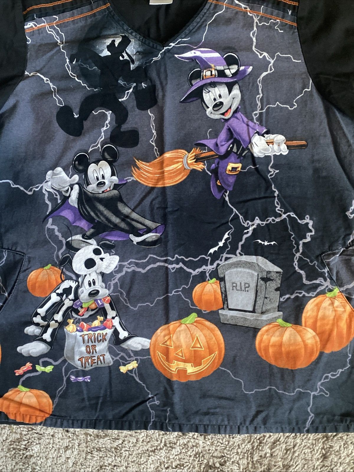Disney Disney Mickey mouse & Friends Halloween Themed Scrub top Size XL / US 12-14 / IT 48-50 - 13 Thumbnail