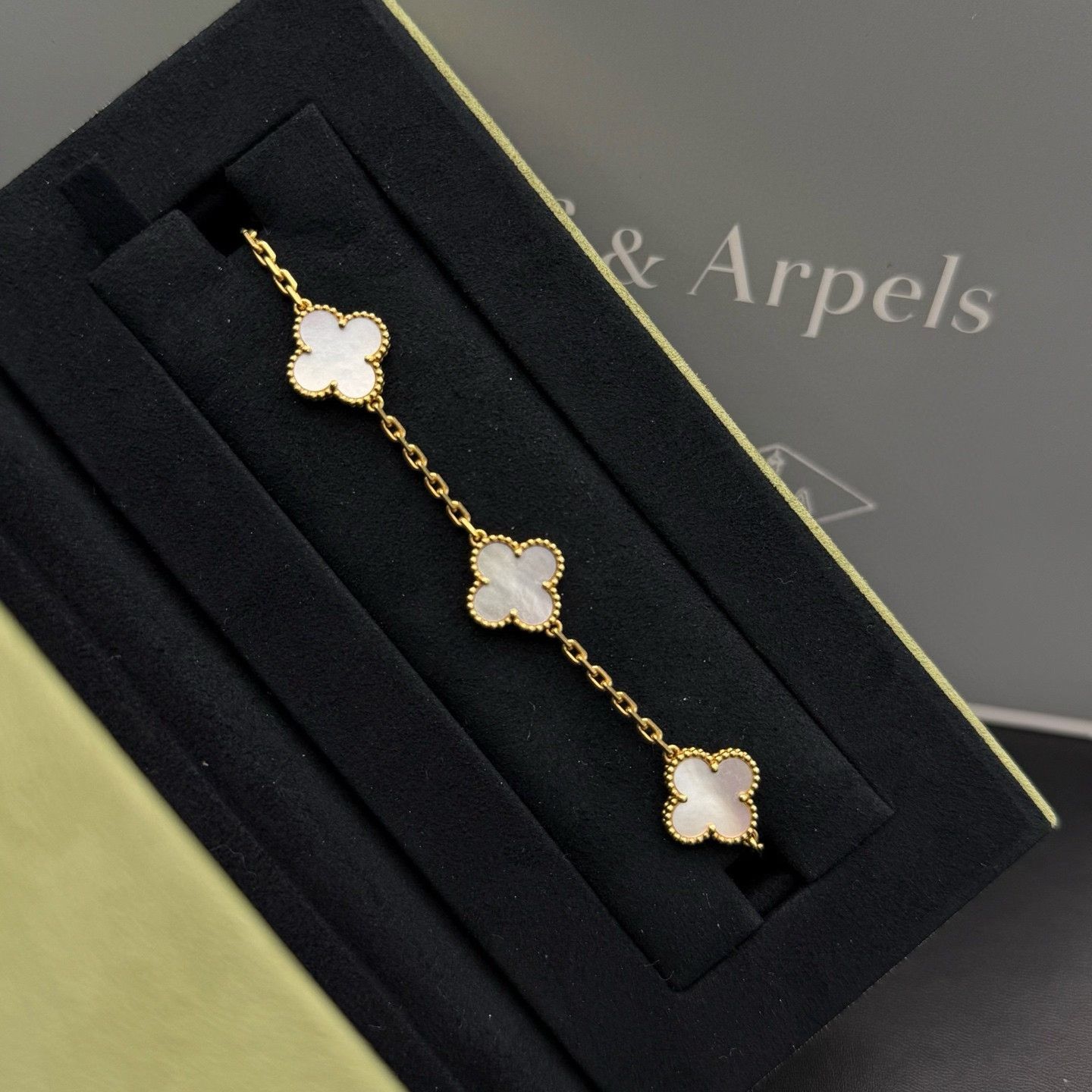 Van Cleef & Arpels VCA White MOP K Gold Five-Flower Bracelet Size ONE SIZE - 1 Thumbnail