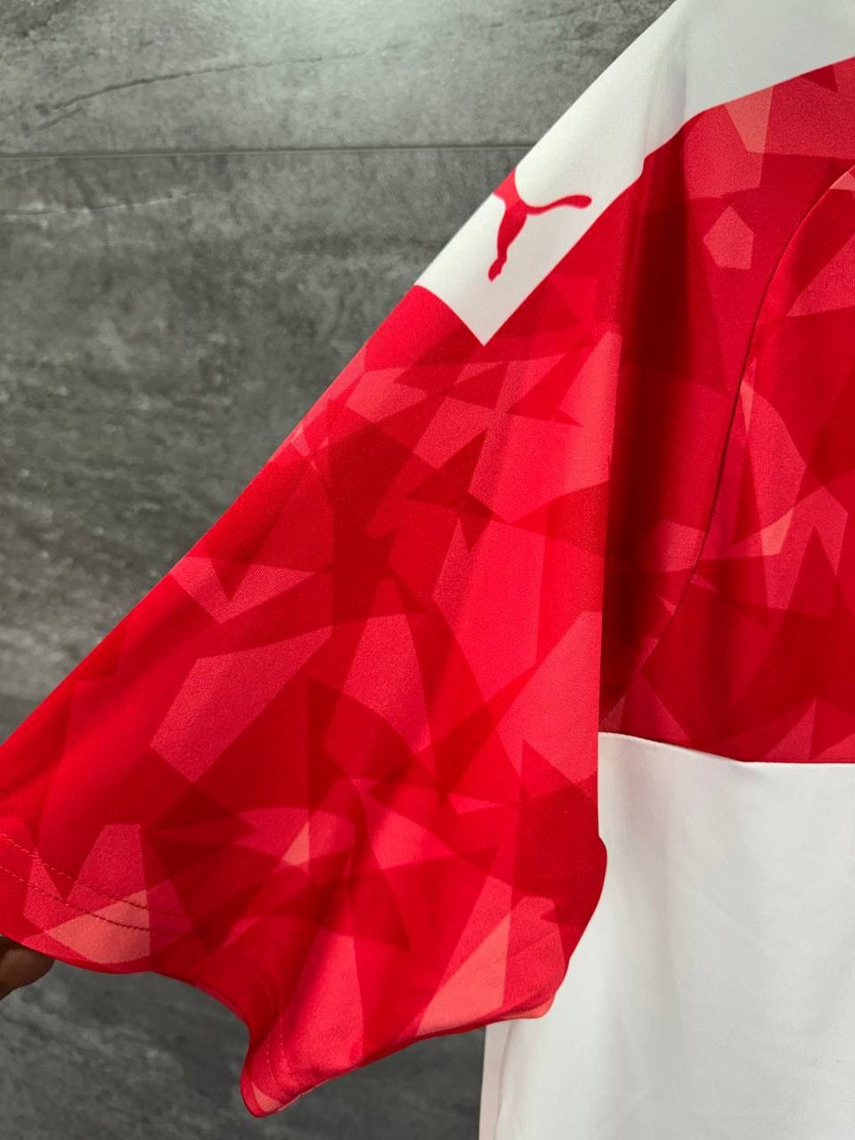 Puma BARNSLEY ENGLAND 2019/2020 THIRD FOOTBALL SHIRT JERSEY PUMA Size US L / EU 52-54 / 3 - 7 Thumbnail