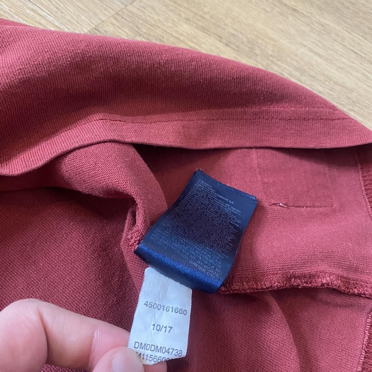 Tommy Hilfiger Tommy Hilfiger burgundy and gold t-shirt Size US S / EU 44-46 / 1 - 6 Thumbnail
