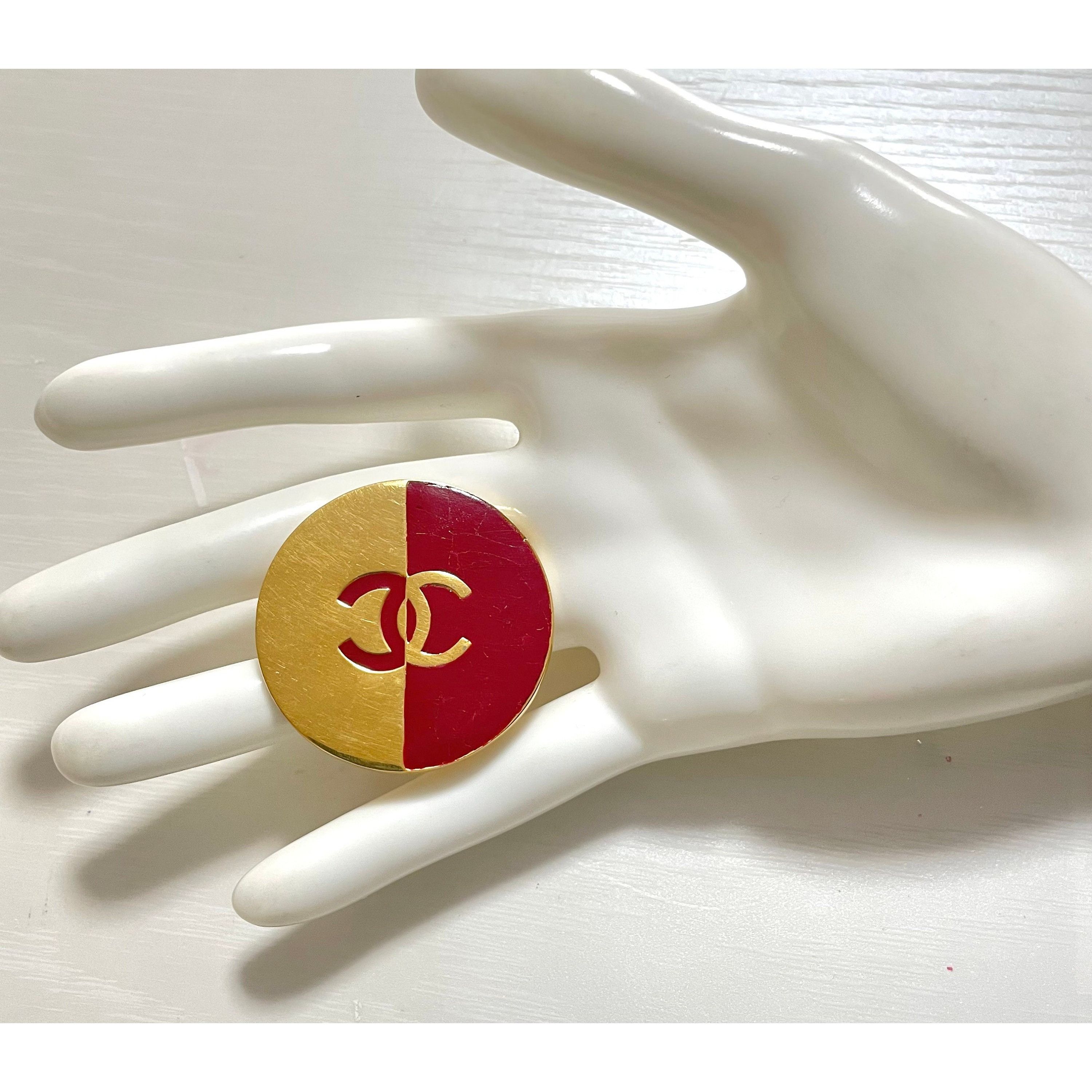 Chanel Vintage CHANEL red and gold round CC brooch. Size ONE SIZE - 7 Thumbnail