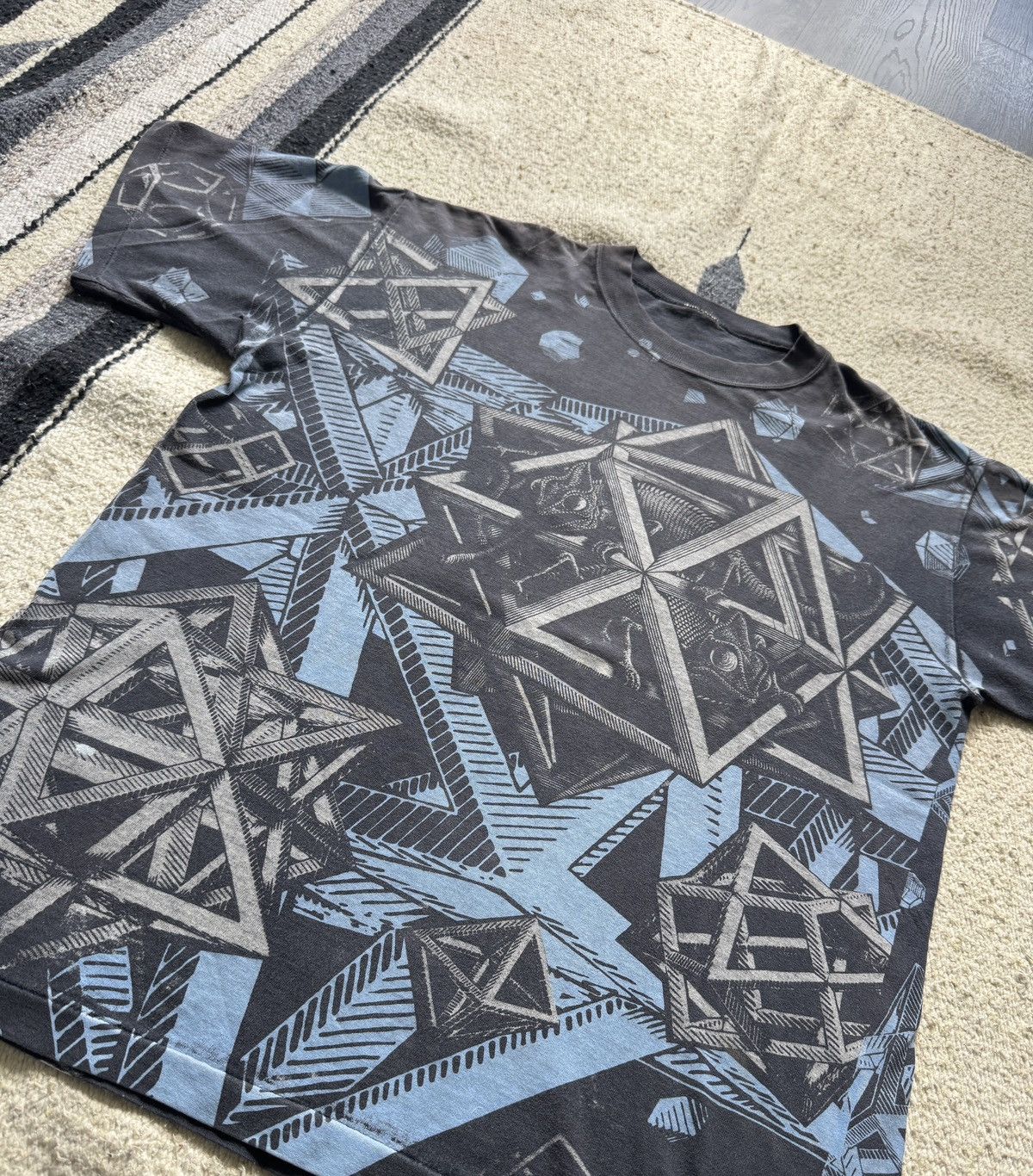 Vintage Vintage 90s MC Escher AOP “Stars” Art T-Shirt XL Size US XL / EU 56 / 4 - 3 Thumbnail