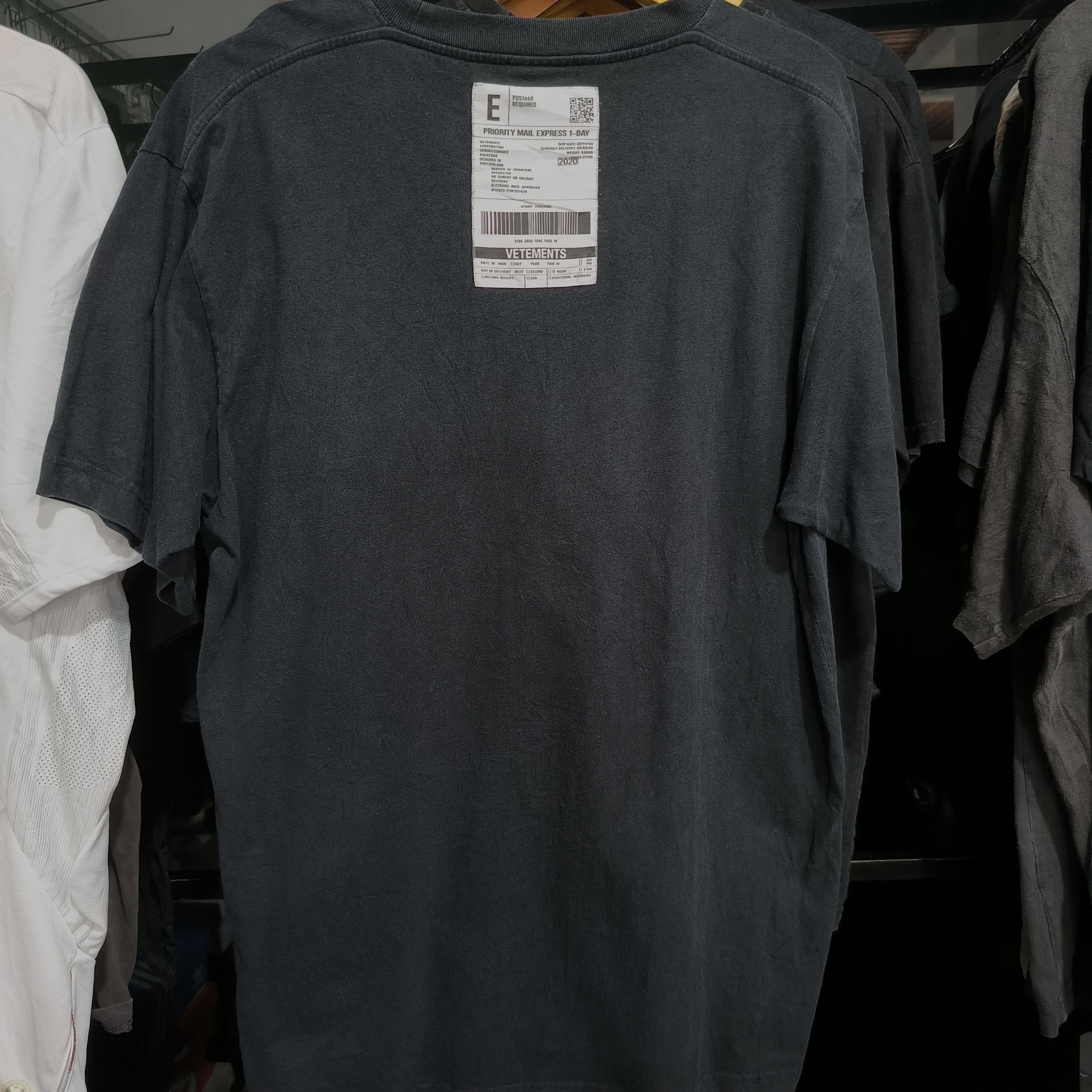 Vetements VETEMENTS Shipping Label Priority Mail Tee Size US M / EU 48-50 / 2 - 7 Thumbnail