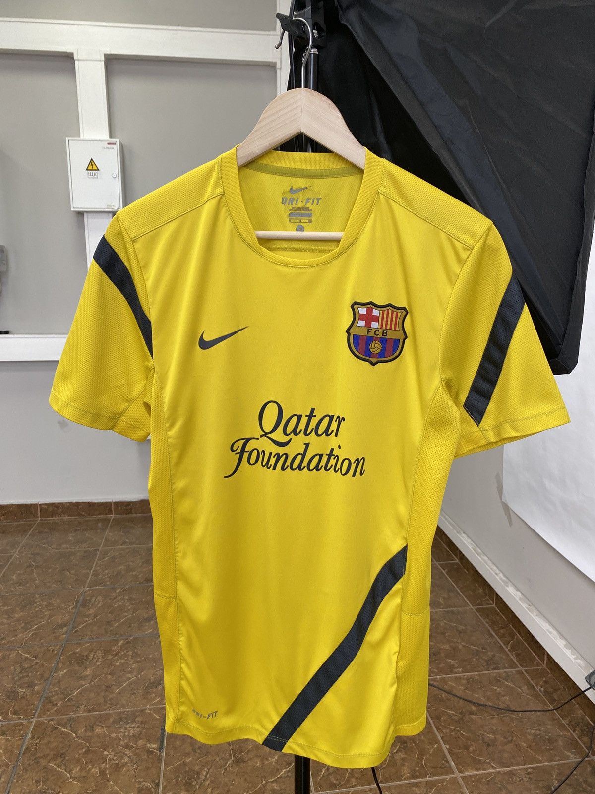 Nike 🇪🇸 F. C. Barcelona 2011 Nike Soccer Jersey T-Shirt Rare Retro Size US S / EU 44-46 / 1 - 1 Thumbnail