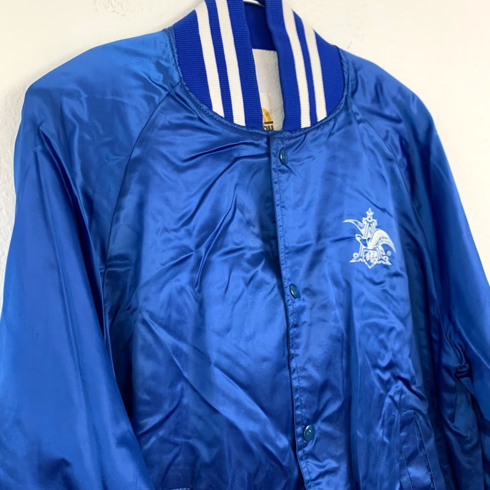 Vintage VINTAGE Trophy Sportswear 70s Anheuser Busch Satin Bomber Jacket Blue White Nylon Varsity L Mens 43" Repair طويلة Size US L / EU 52-54 / 3 - 2 Thumbnail
