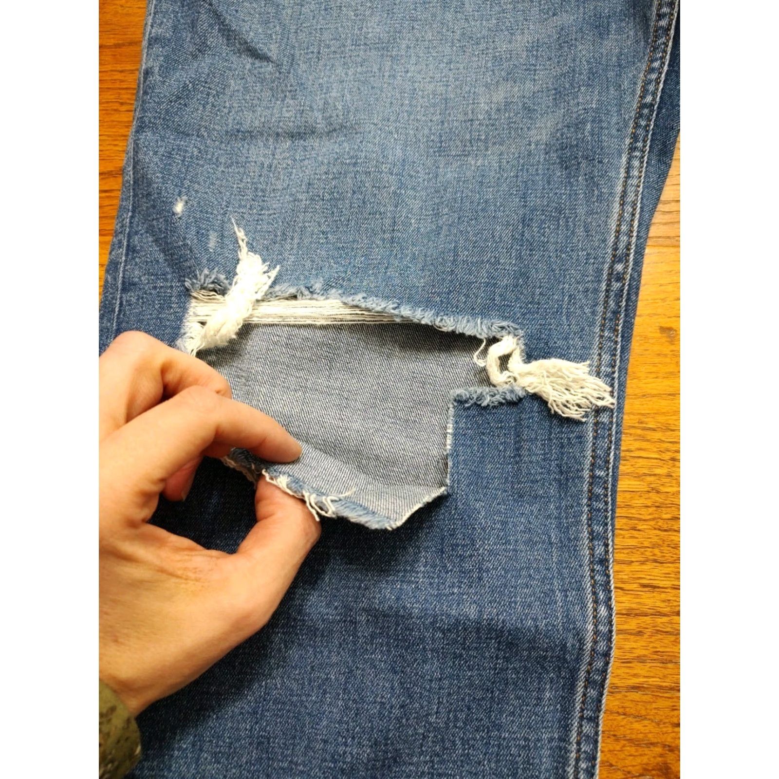 Abercrombie & Fitch VINTAGE Abercrombie & Fitch Ankle Jeans Distressed 90s City Womens Plus 20 Blue 27 Inseam 13 Rise 5-Pocket Denim Cotton Blend Zip Closure Size ONE SIZE - 6 Thumbnail