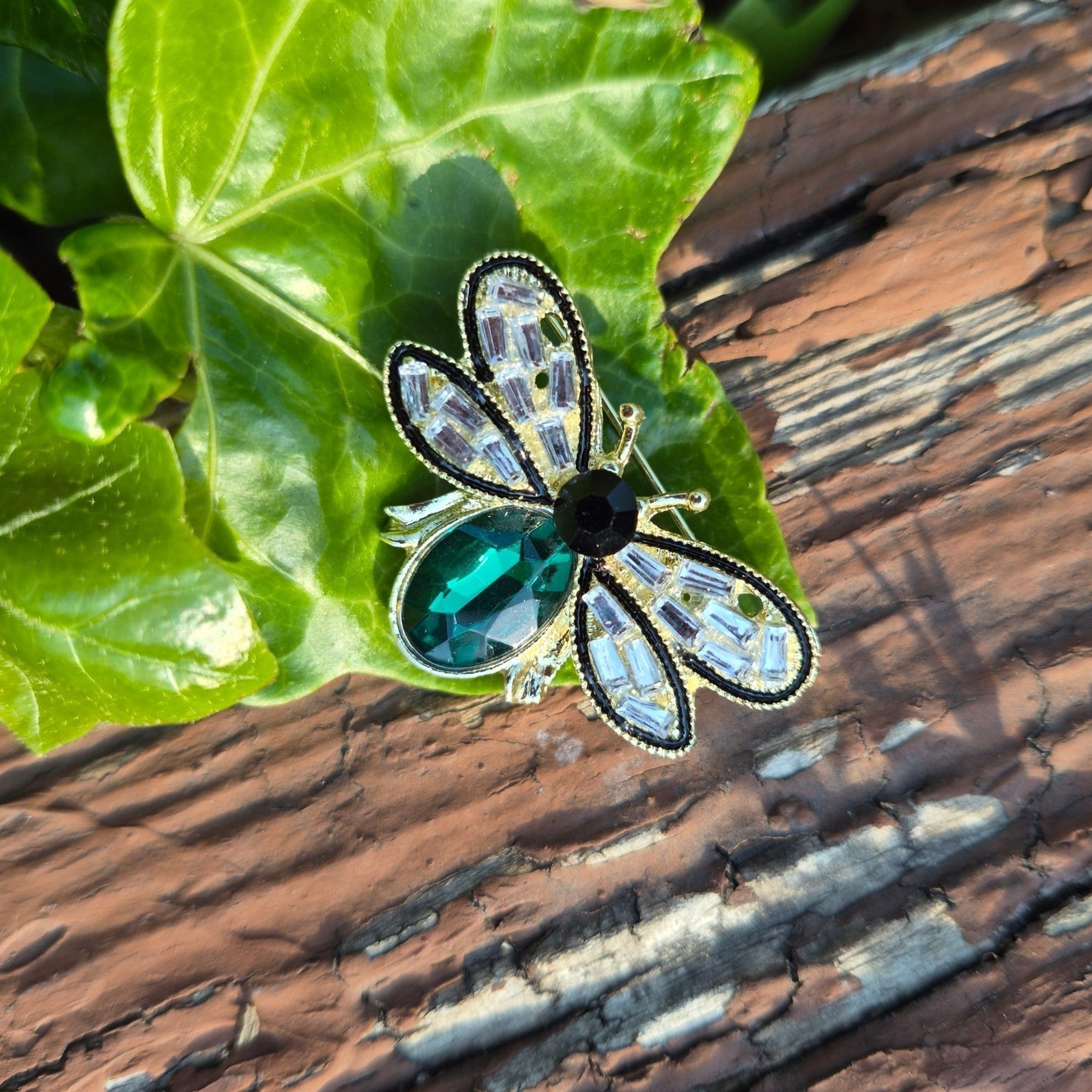 Other ⭐Bee-Shaped Crystal Animal Brooch Pin With Emerald Green Gem Size ONE SIZE - 1 Thumbnail