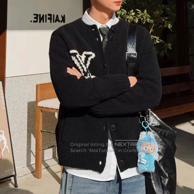Louis Vuitton Louis Vuitton Black large logo knit cardigan shirt Size US S / EU 44-46 / 1 - 7 Thumbnail