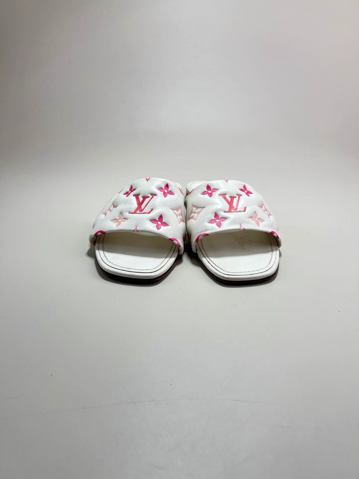 Louis Vuitton LOUIS VUITTON LV White & Pink Embossed Slide Sandals Size US 6 / EU 39 - 2 Thumbnail